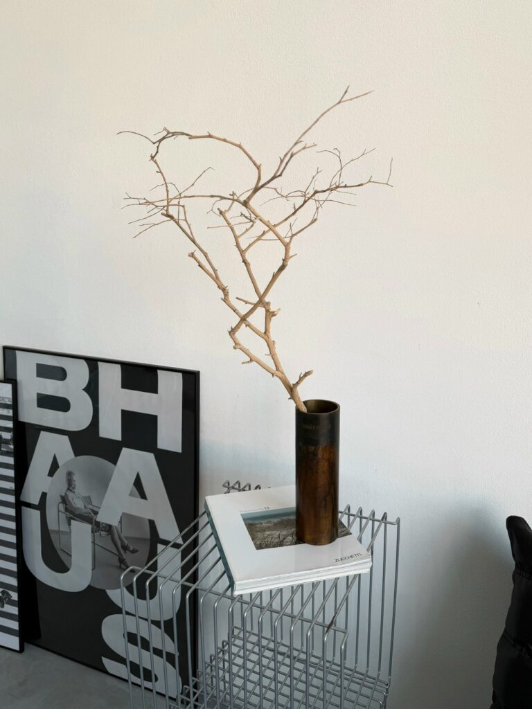 «ВАЗЫ — ФРАЗЫ» посвящен симбиозу формы и смысла, где вещь становится носителем слова. Ваза здесь не просто предмет, а пространство для фразы. 